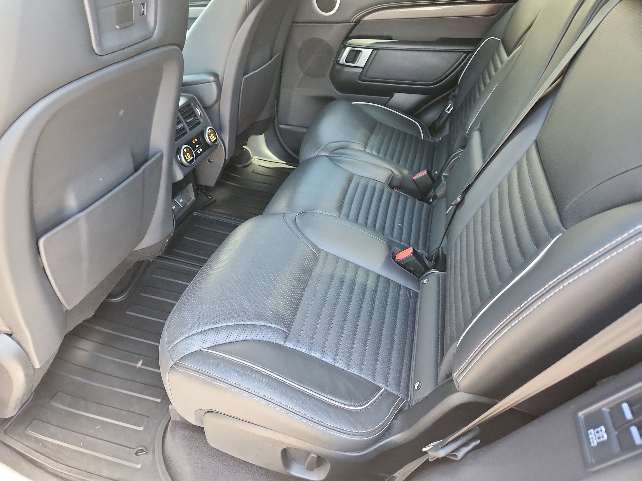 Used 2024 Land Rover Discovery Metropolitan Edition AWD/4WD image 22