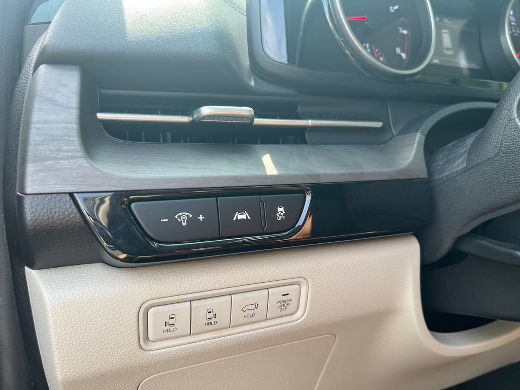 Used 2024 Kia Carnival EX FWD image 31