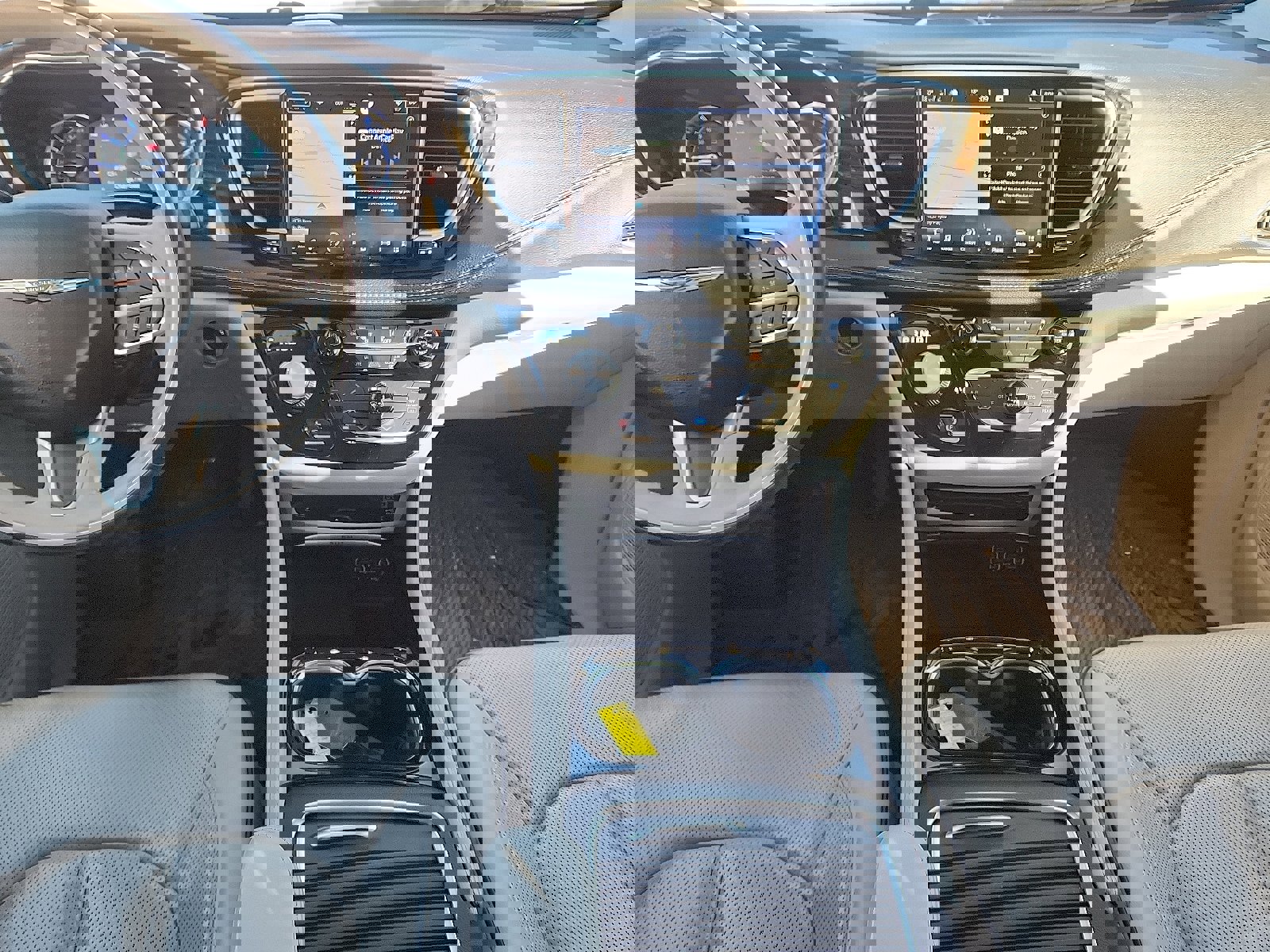 Used 2021 Chrysler Pacifica Limited w/ Uconnect Theater Family Group image 9