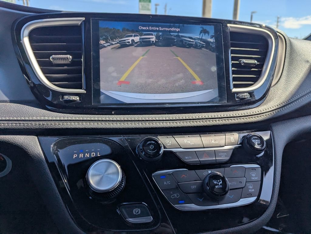 Used 2025 Chrysler Pacifica Select image 32
