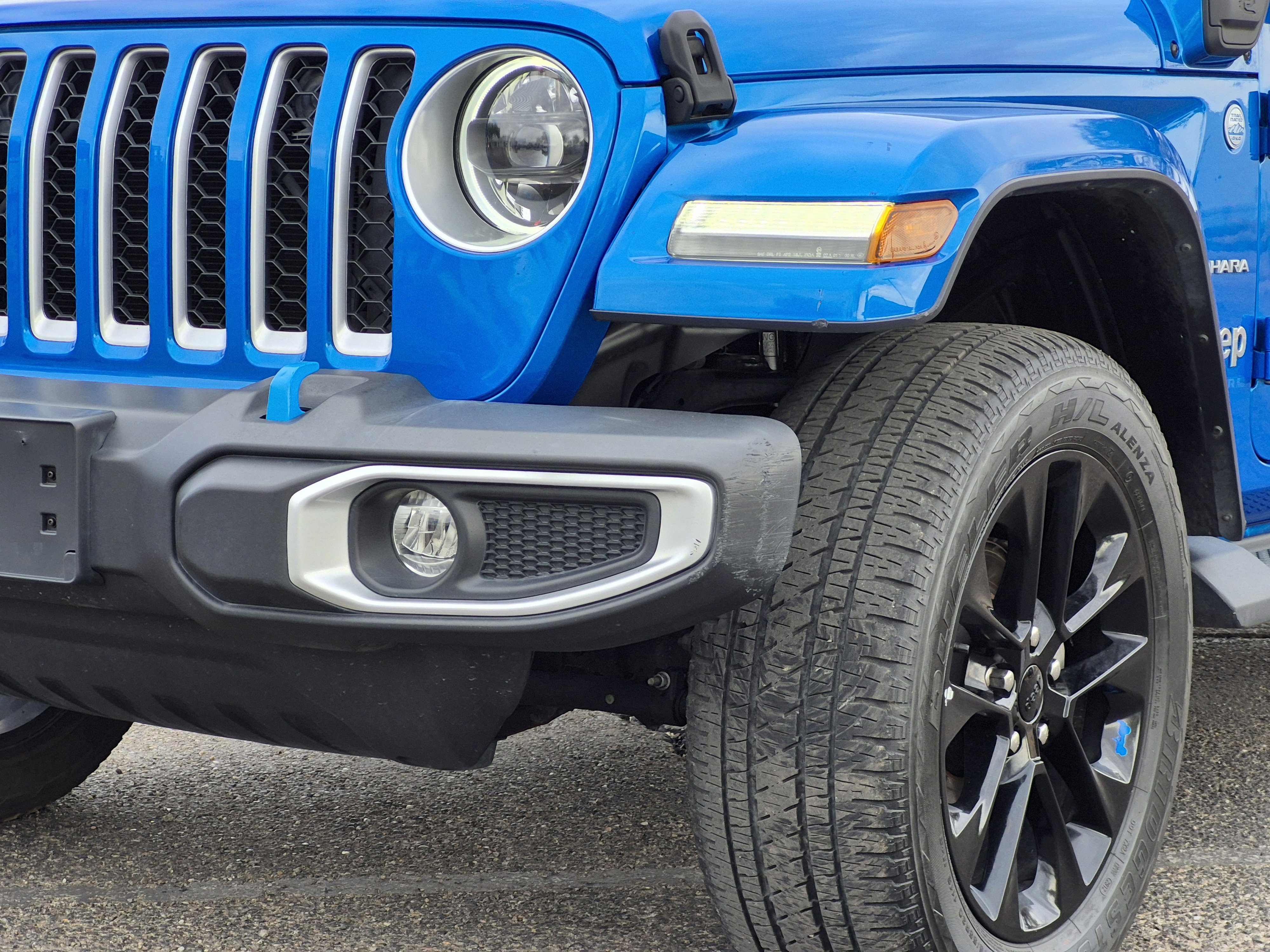 Used 2023 Jeep Wrangler Unlimited Sahara AWD/4WD image 9