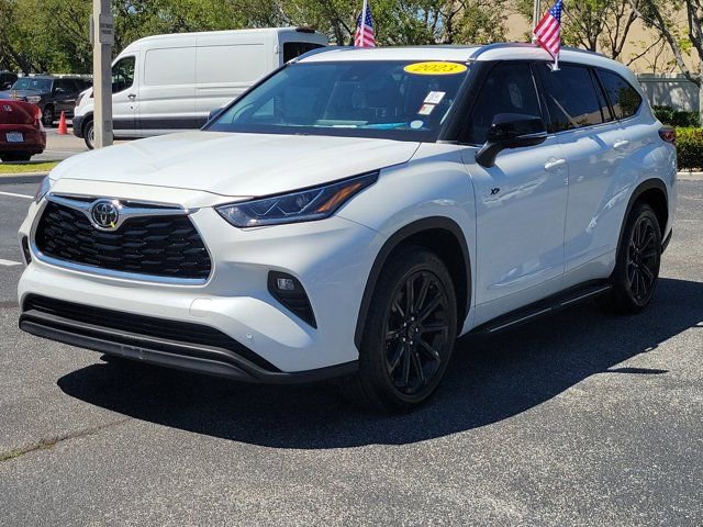 Used 2023 Toyota Highlander Limited image 2