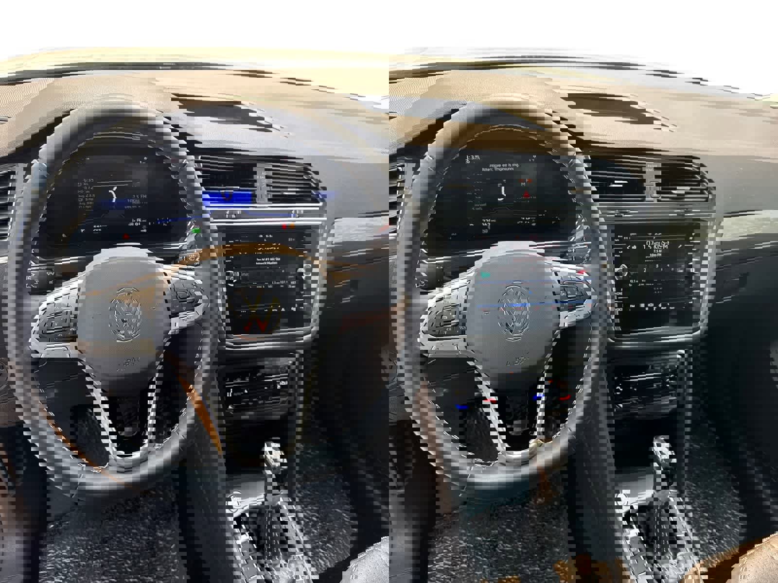 Certified 2024 Volkswagen Tiguan SE image 2
