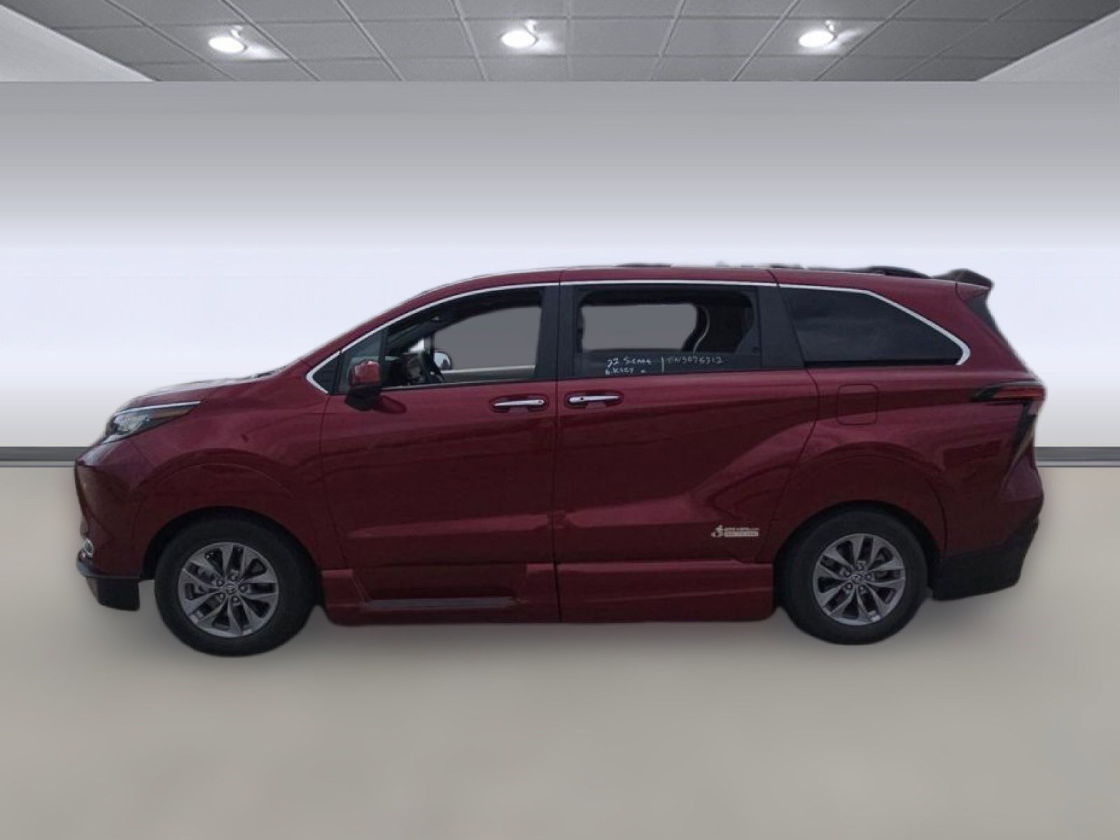 Used 2022 Toyota Sienna XLE w/ XLE Plus Package image 2