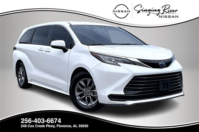 Used 2023 Toyota Sienna LE image 1