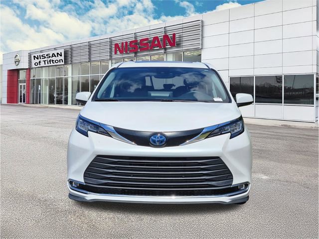 Used 2023 Toyota Sienna XLE image 2