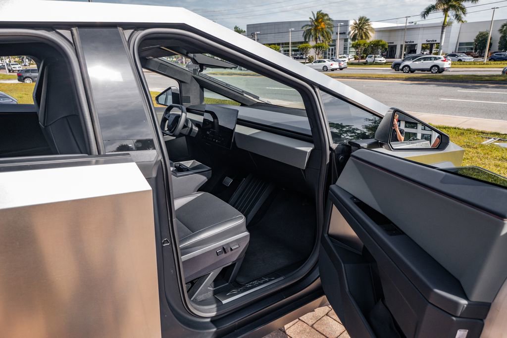 Used 2024 Tesla Cybertruck AWD Crew Cab image 31