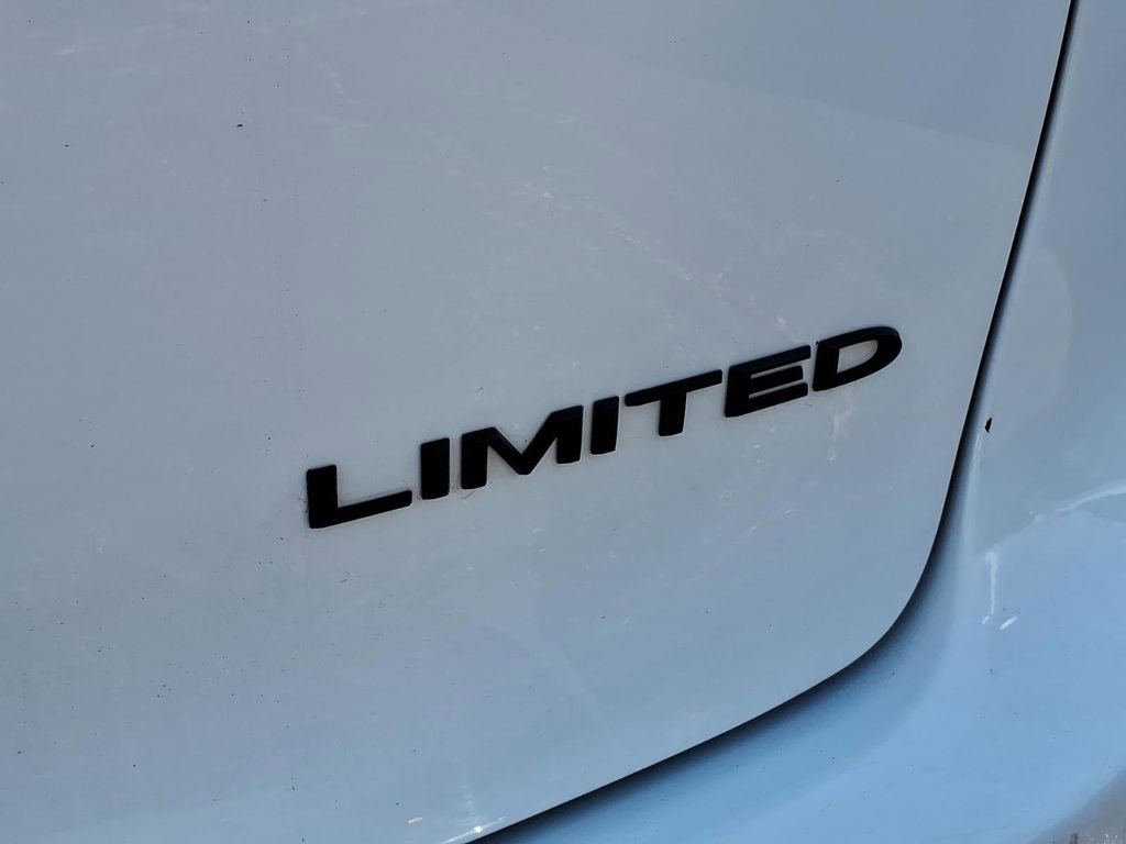 Used 2025 Chrysler Pacifica Limited image 33