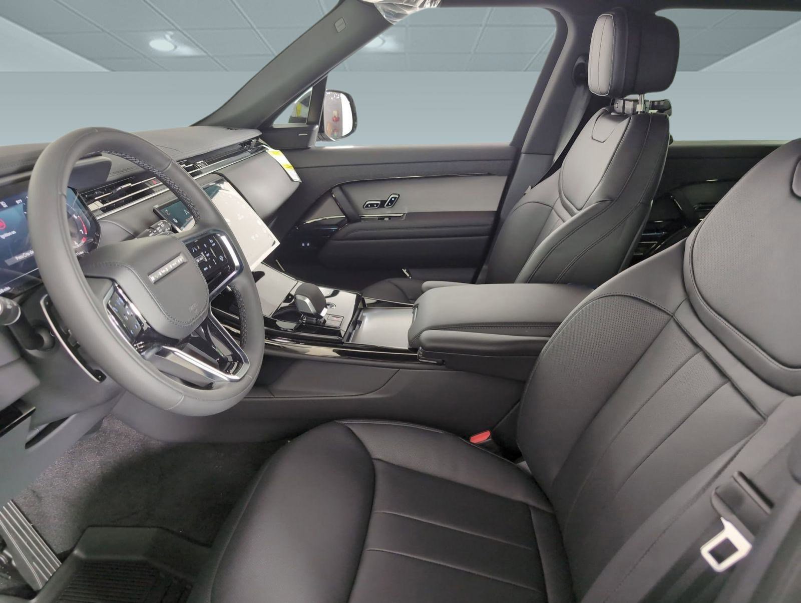 Used 2025 Land Rover Range Rover Sport SE image 4