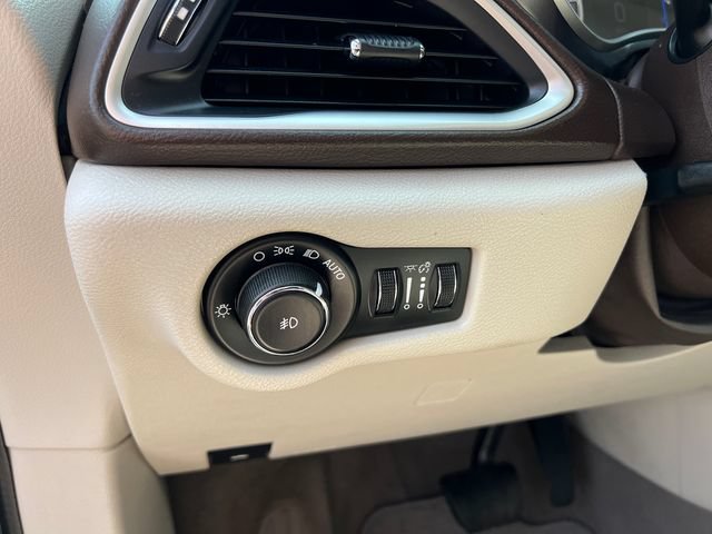 Used 2017 Chrysler Pacifica Touring-L FWD image 13