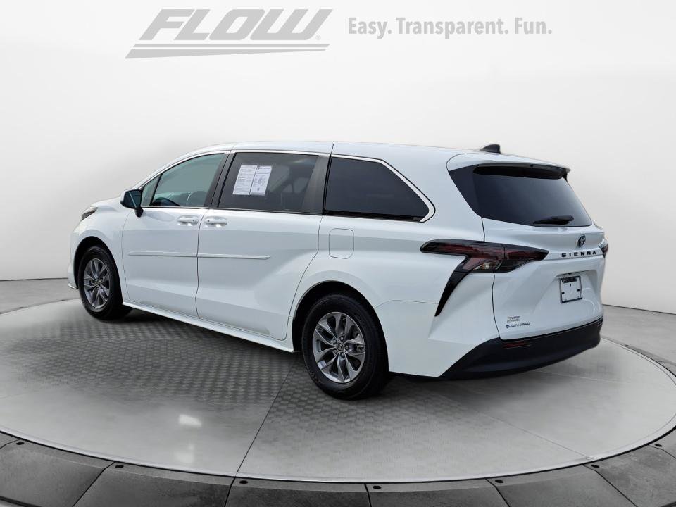 Used 2025 Toyota Sienna LE AWD/4WD image 6