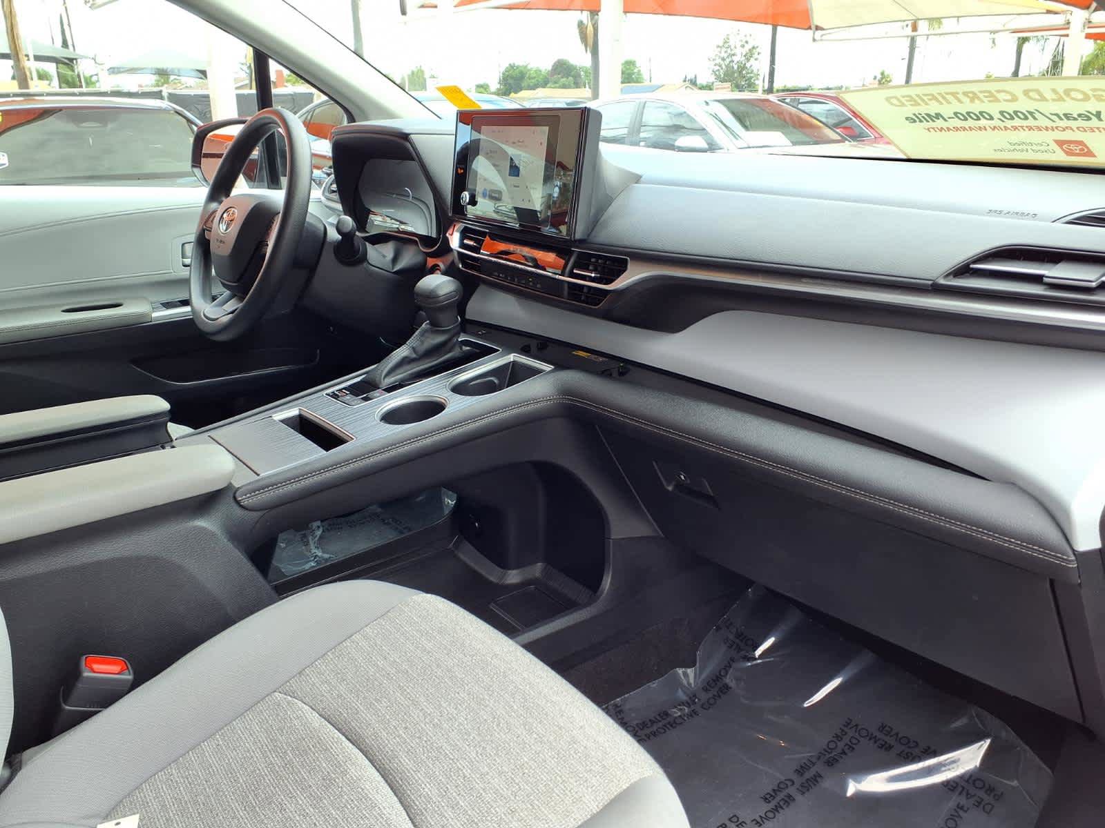 Certified 2025 Toyota Sienna LE FWD image 23