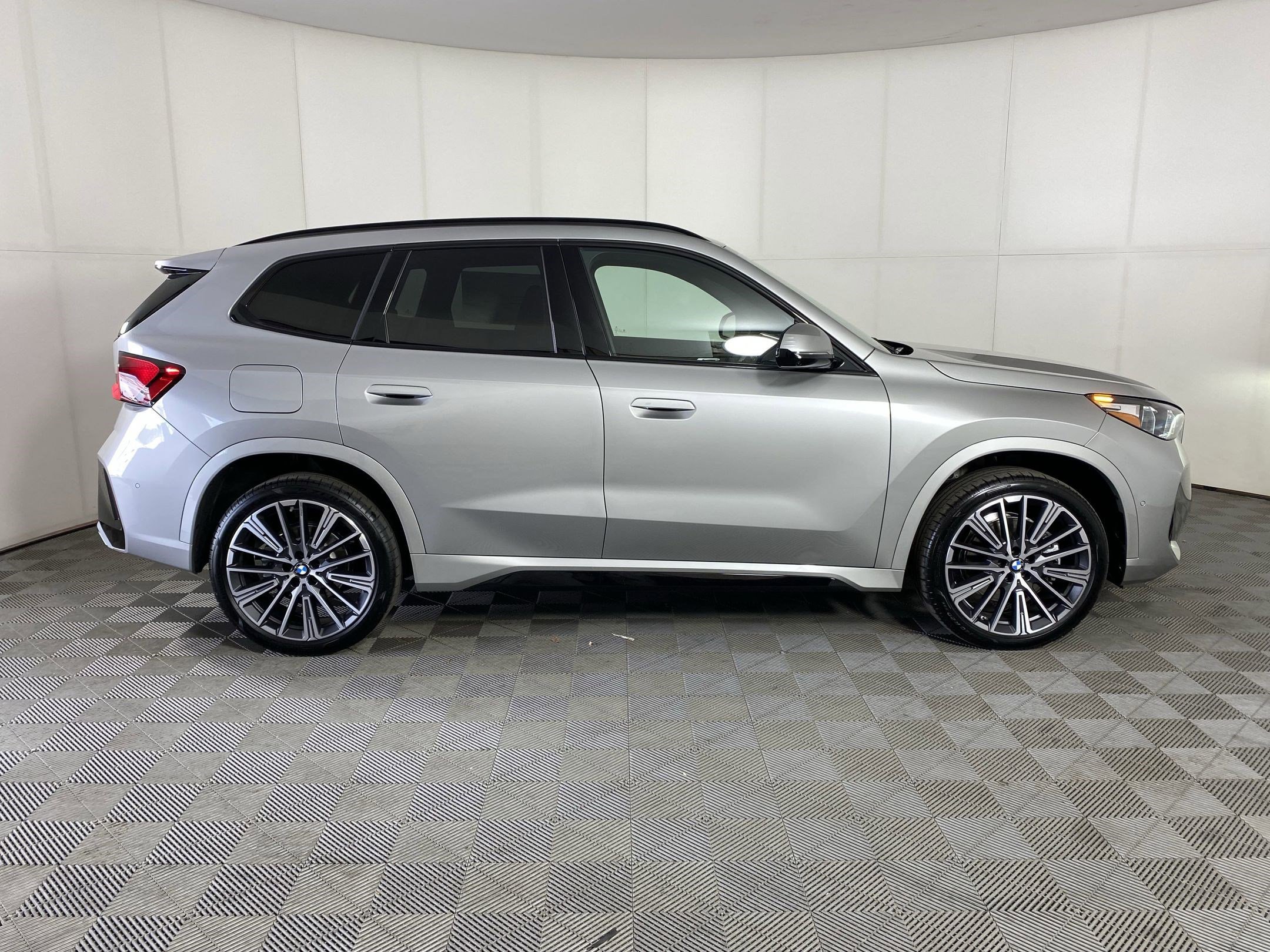 Used 2025 BMW X1 xDrive28i w/ Technology Package image 7