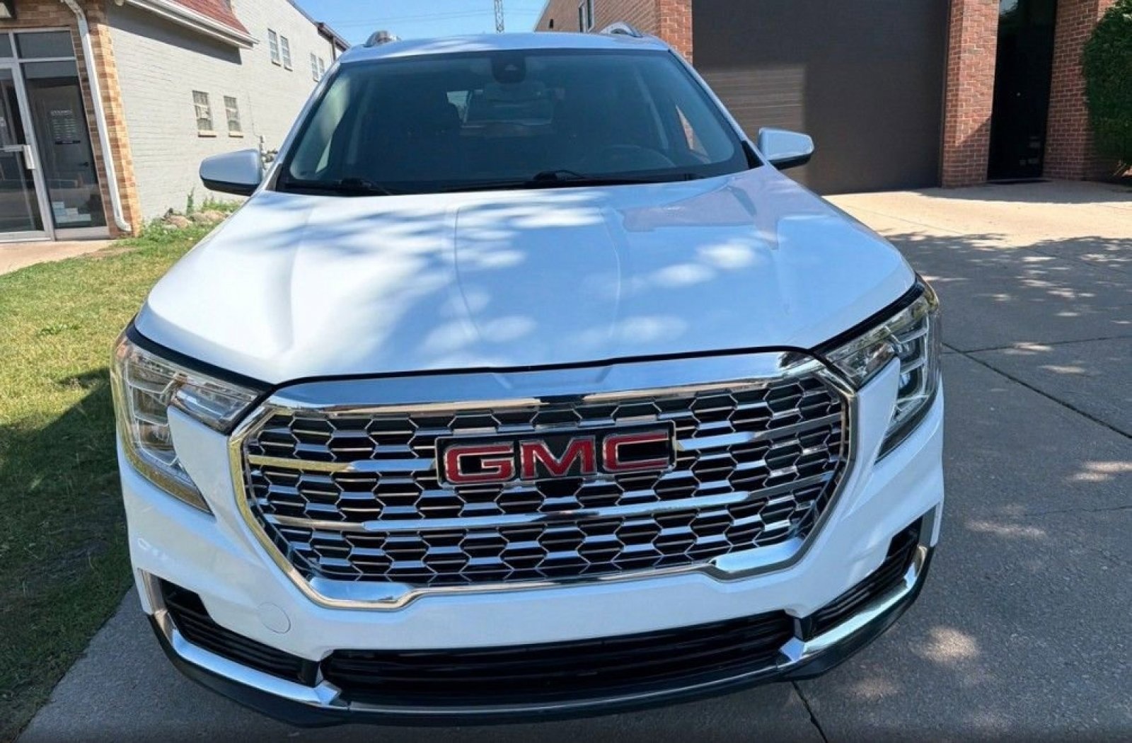Used 2022 GMC Terrain SLT FWD image 2