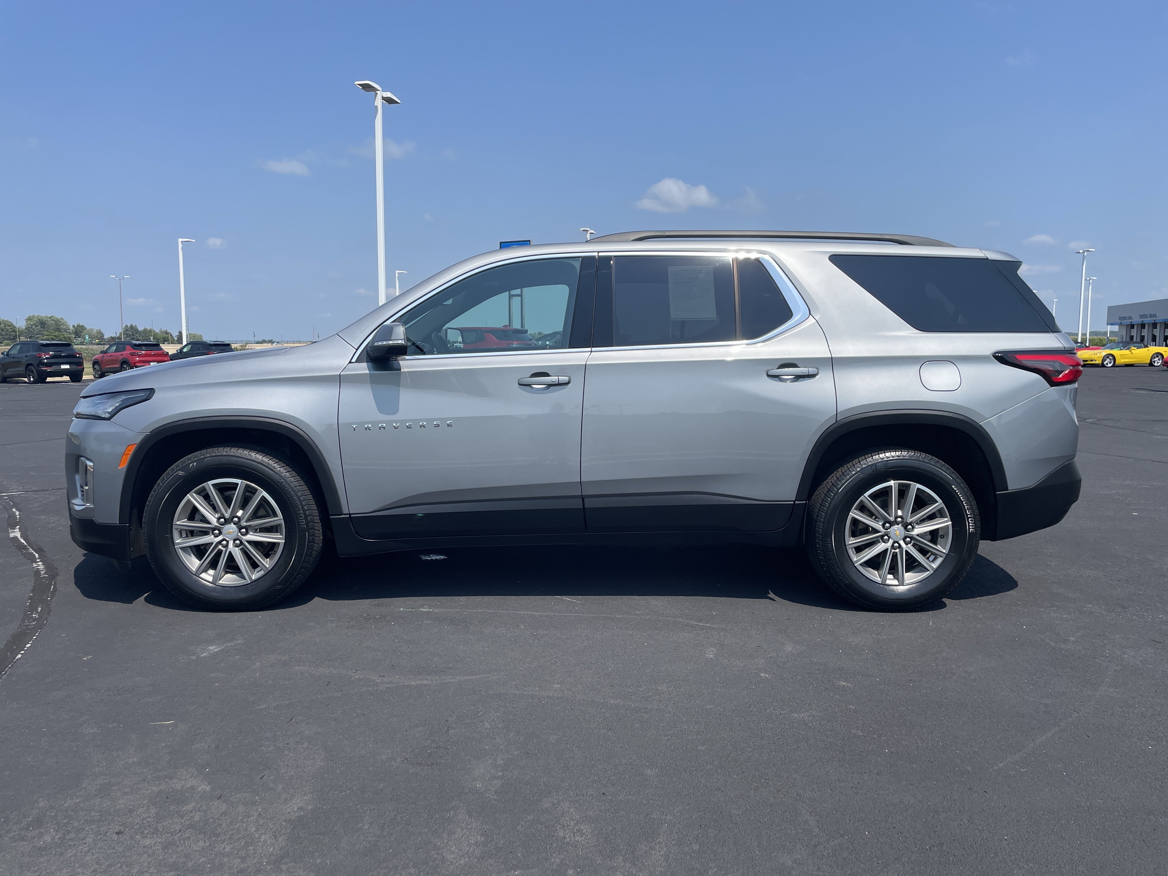 Used 2023 Chevrolet Traverse LT w/ Rear Camera Mirror Package AWD/4WD image 2