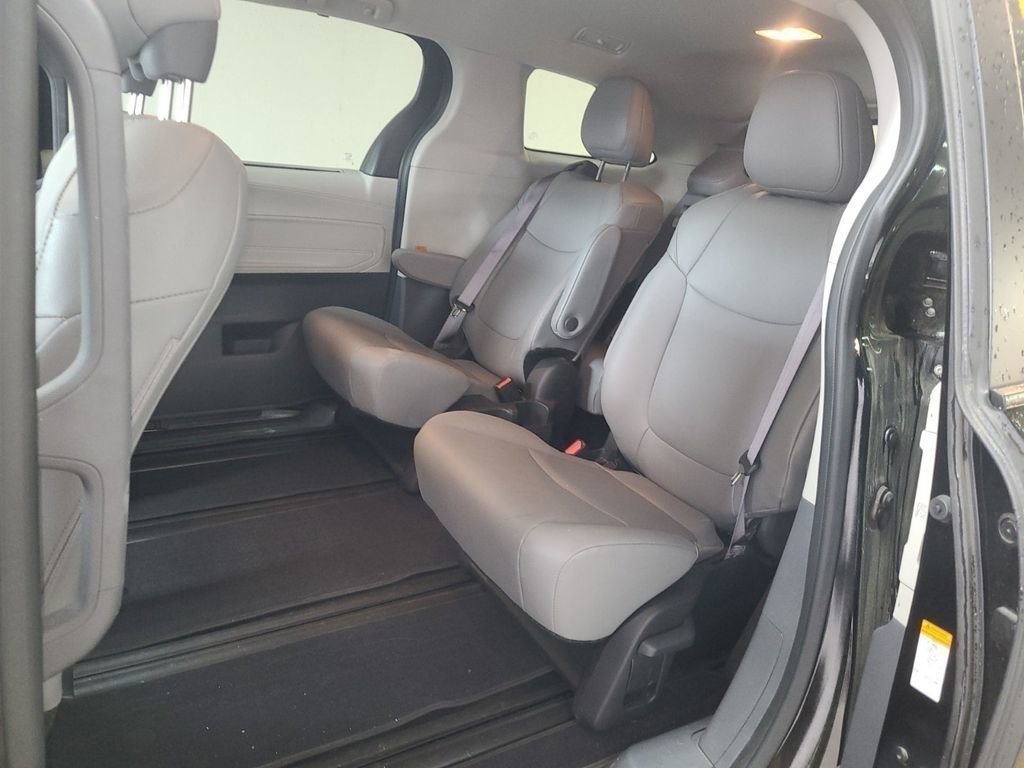 Used 2023 Toyota Sienna XLE AWD/4WD image 5