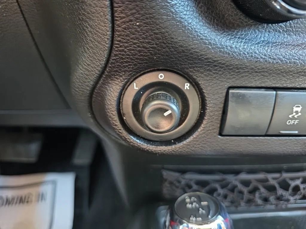 Used 2018 Jeep Wrangler Unlimited Sahara AWD/4WD image 29