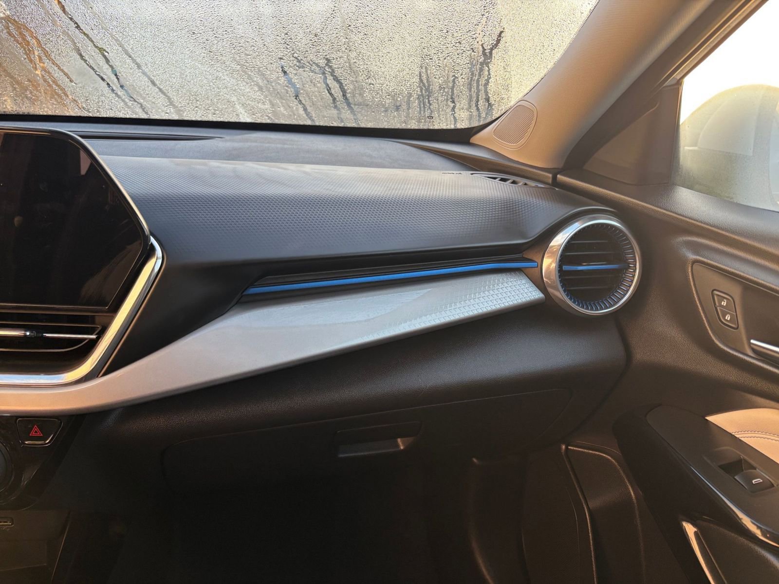 Used 2025 Chevrolet Trax LT image 35