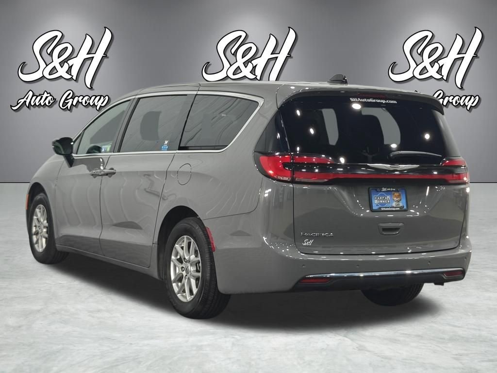 Used 2025 Chrysler Pacifica Select image 17