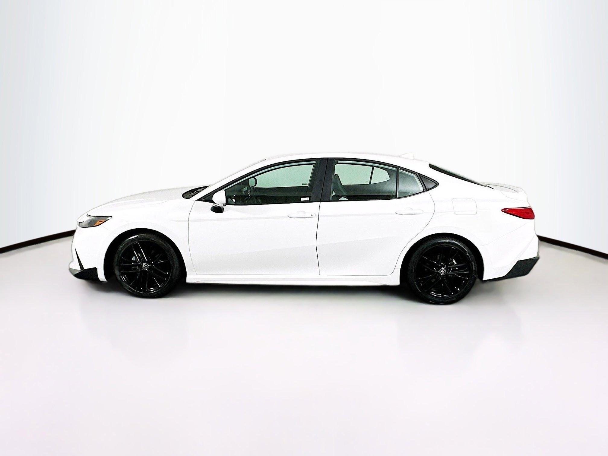 Used 2025 Toyota Camry SE image 4