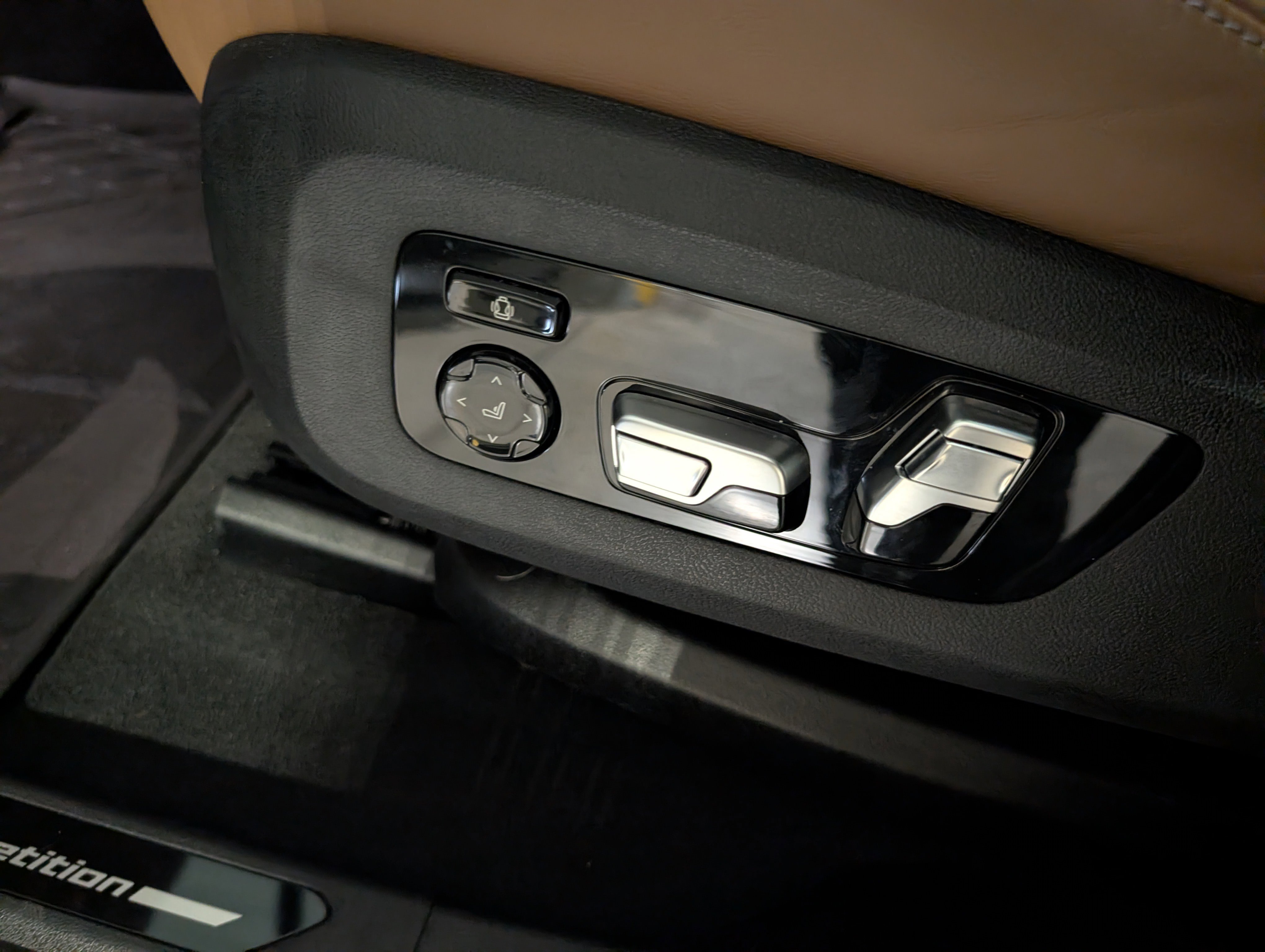 Used 2024 BMW X6 M Competition w/ Executive Package image 18