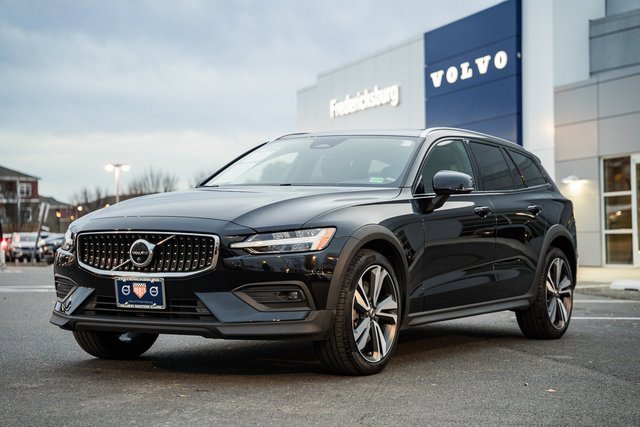 Used 2023 Volvo V60 B5 Cross Country Plus image 3