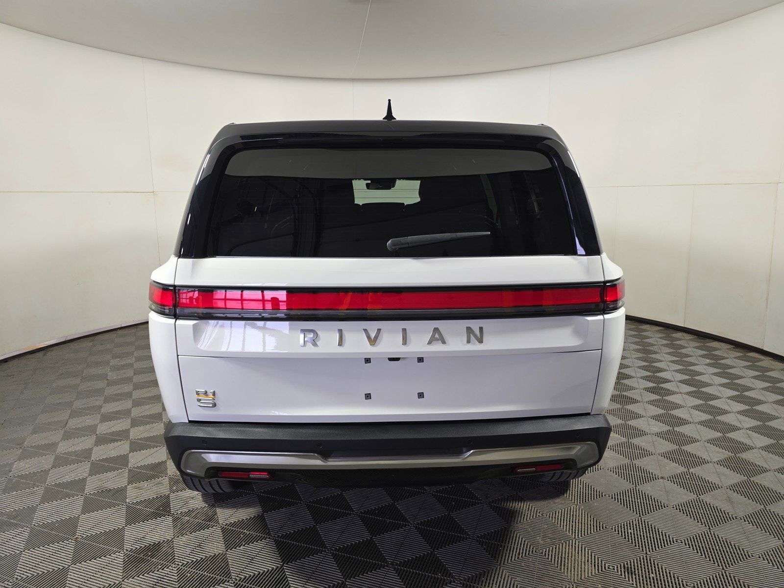 Used 2024 Rivian R1S Adventure AWD/4WD image 4
