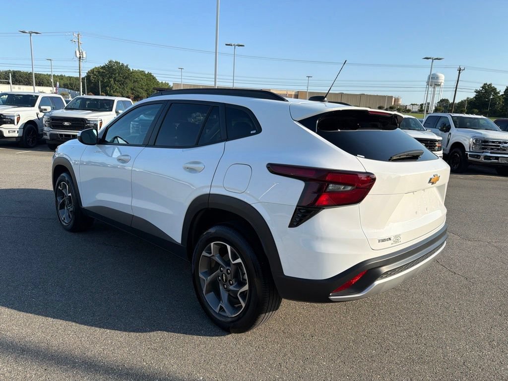 Used 2025 Chevrolet Trax LT FWD image 6
