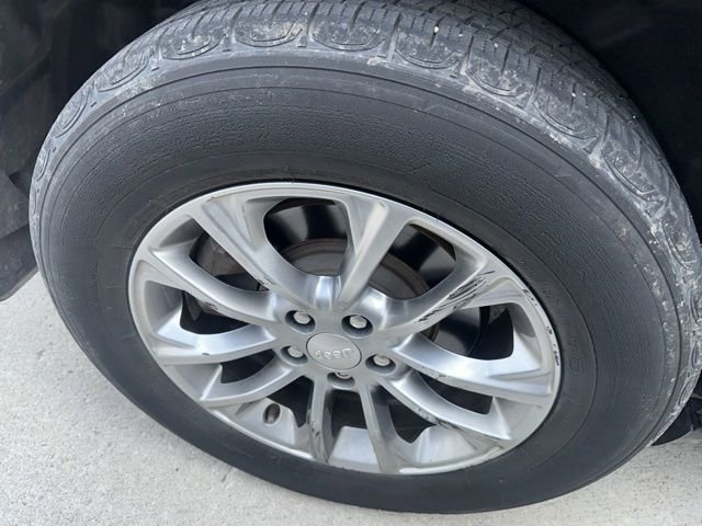 Used 2019 Jeep Cherokee Latitude Plus w/ Comfort/Convenience Group image 11