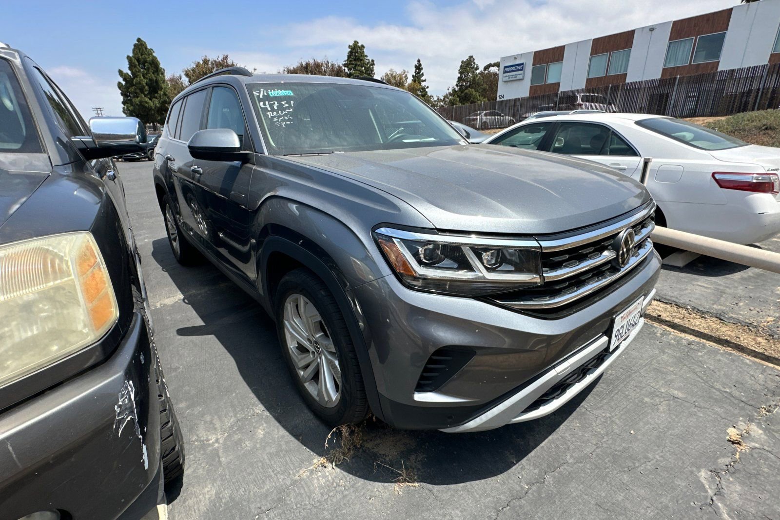 Used 2023 Volkswagen Atlas SE w/ Panoramic Sunroof Package FWD image 2