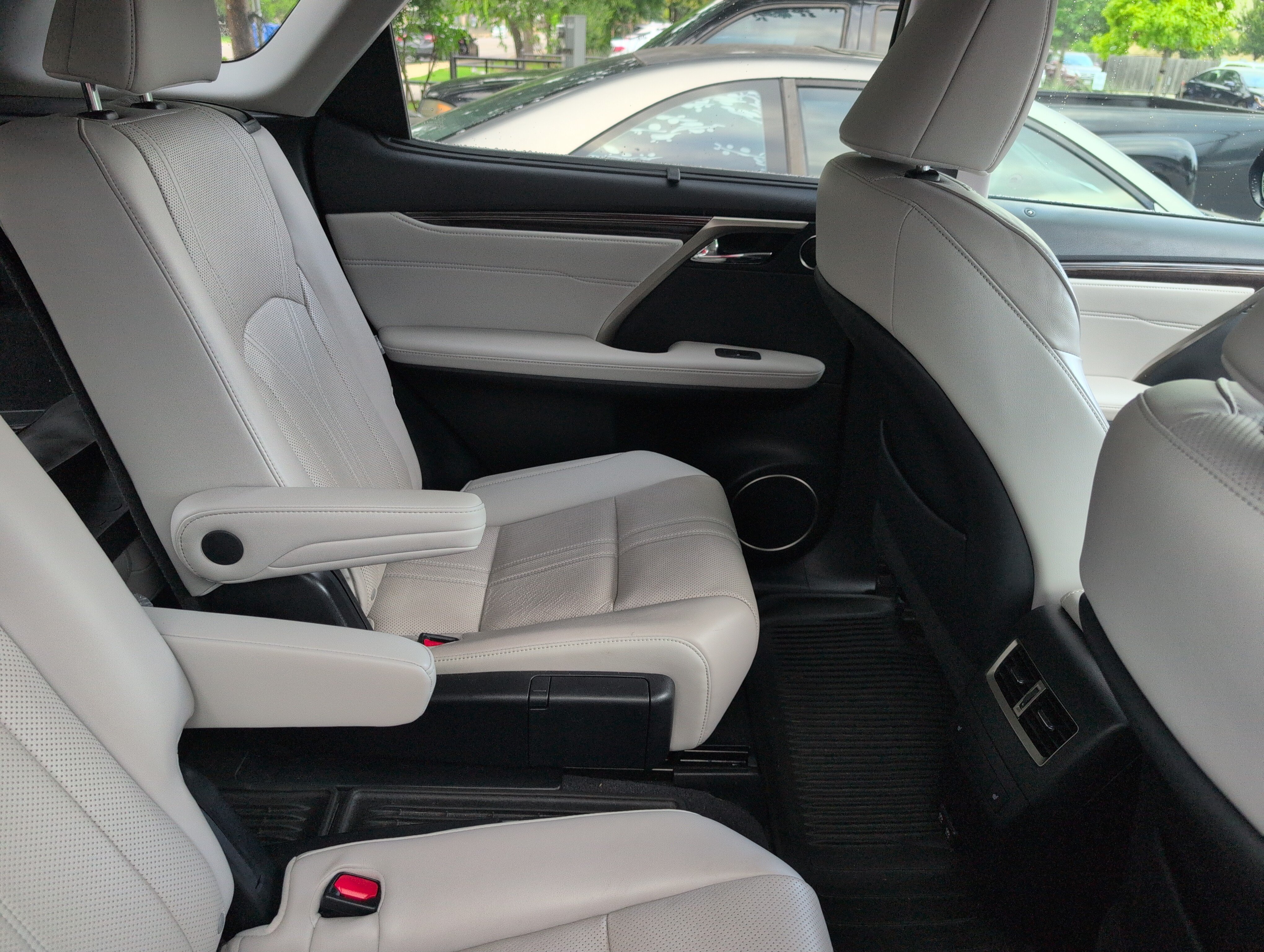Used 2020 Lexus RX 350L Luxury w/ Accessory Package FWD image 9