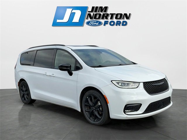 Used 2025 Chrysler Pacifica Limited image 1