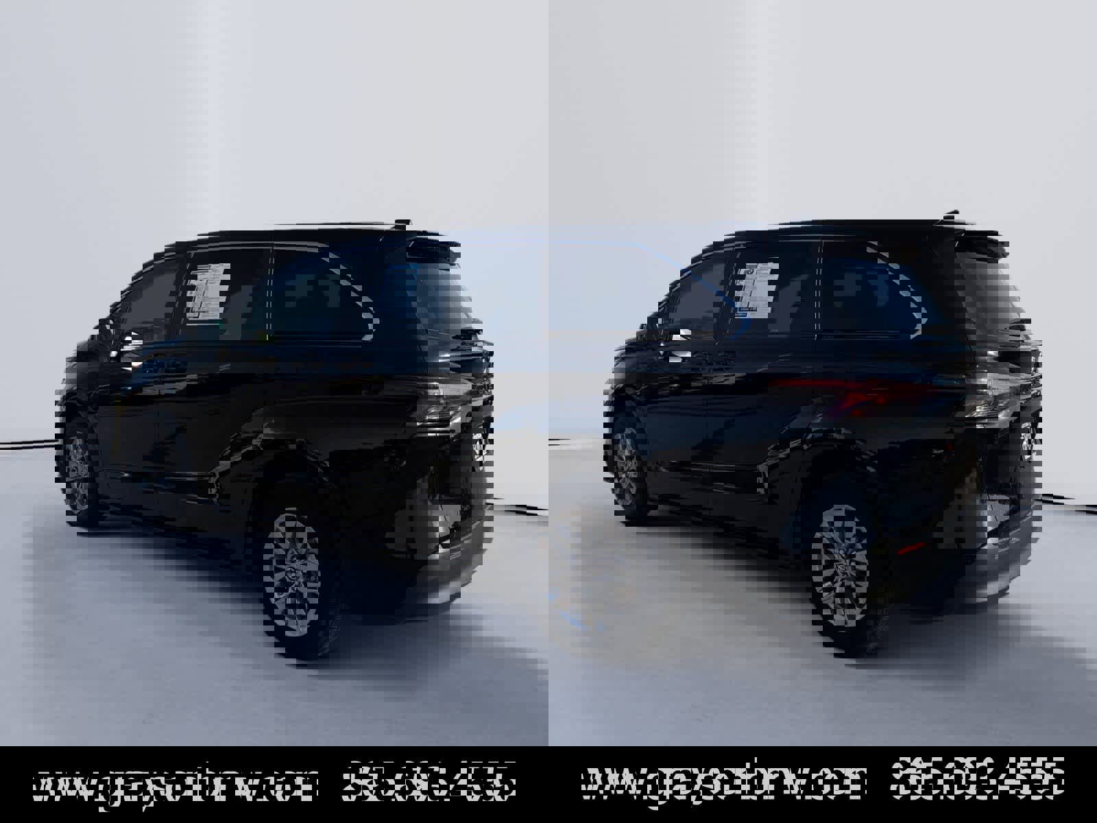 Used 2024 Toyota Sienna LE image 5