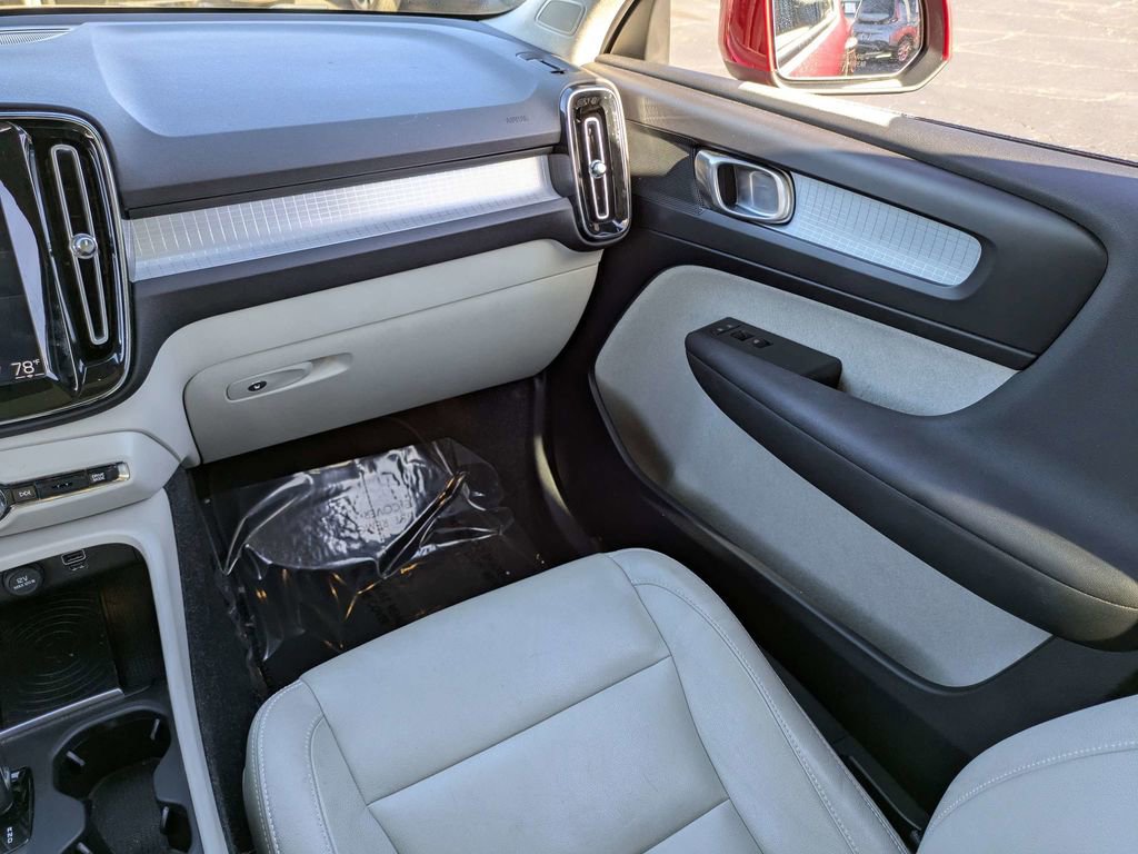 Used 2019 Volvo XC40 T5 Momentum image 18