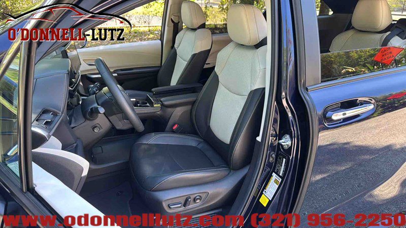Used 2025 Toyota Sienna Platinum image 11