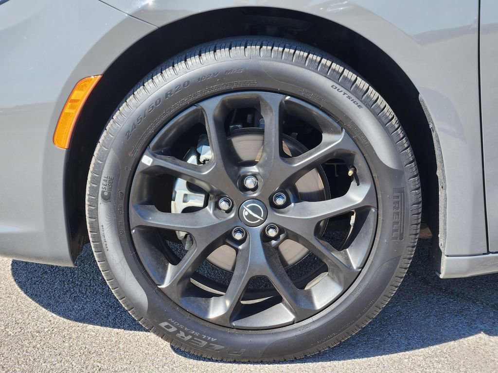 Used 2025 Chrysler Pacifica Limited image 10