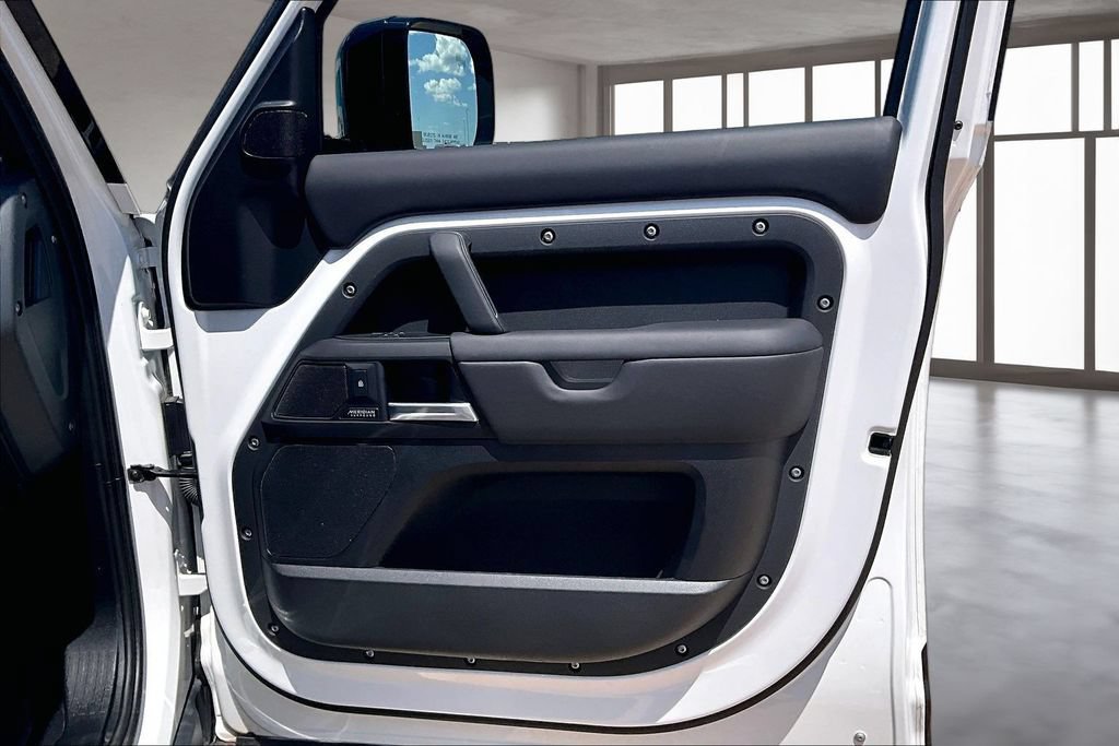 Certified 2025 Land Rover Defender 130 X-Dynamic SE AWD/4WD image 18
