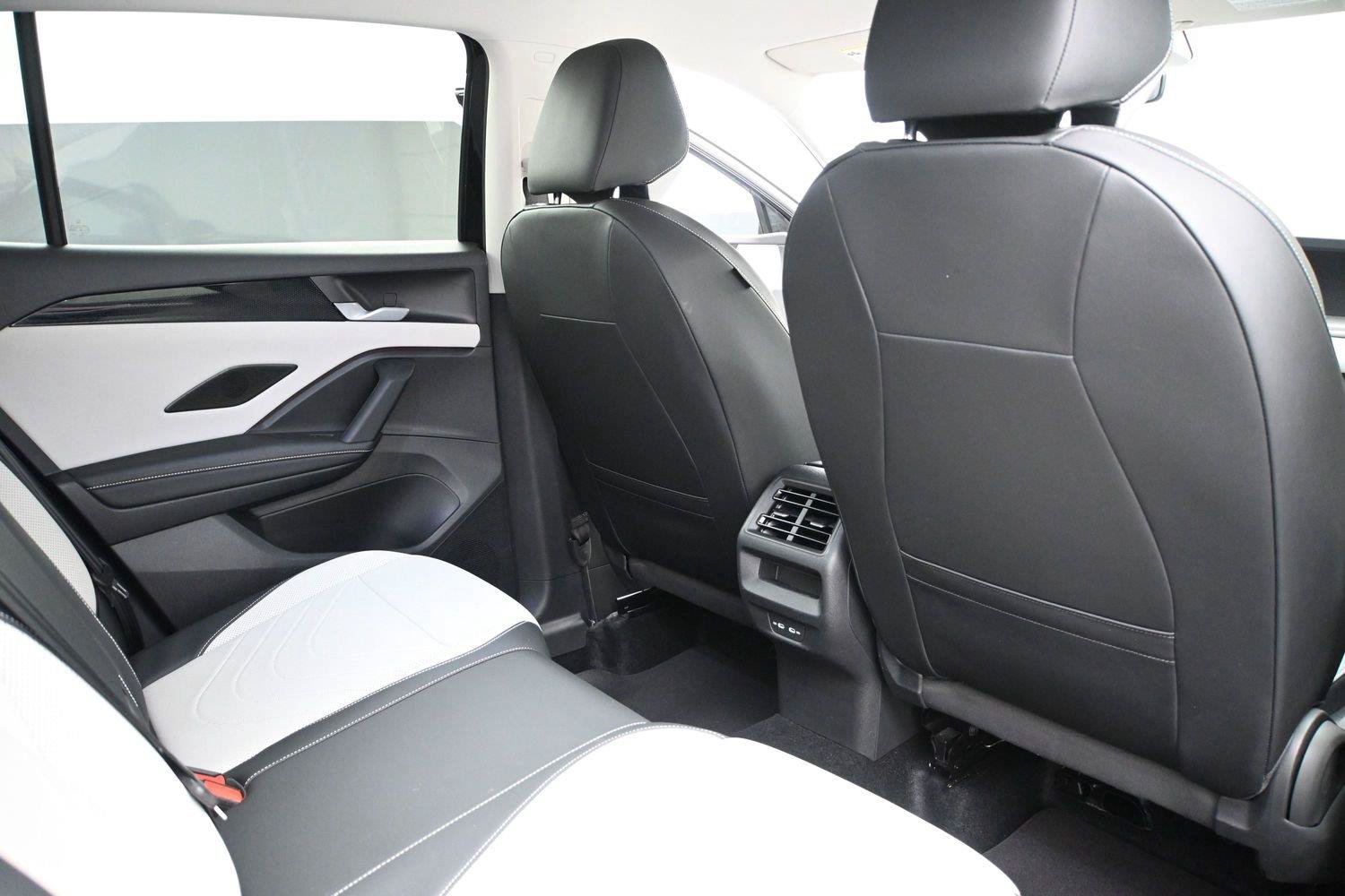 Used 2025 Volkswagen Tiguan SE AWD/4WD image 21