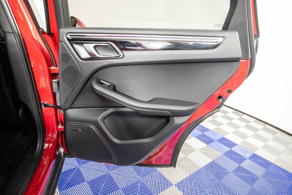 Used 2024 Porsche Macan Premium Package Plus w/ Premium Plus Package image 16