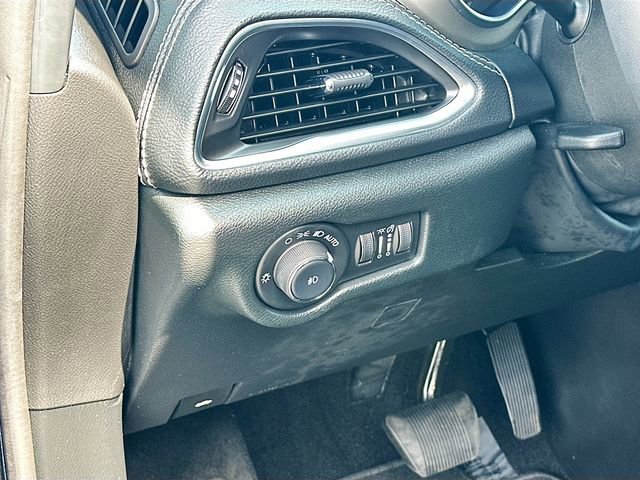 Used 2024 Chrysler Pacifica Premium image 10