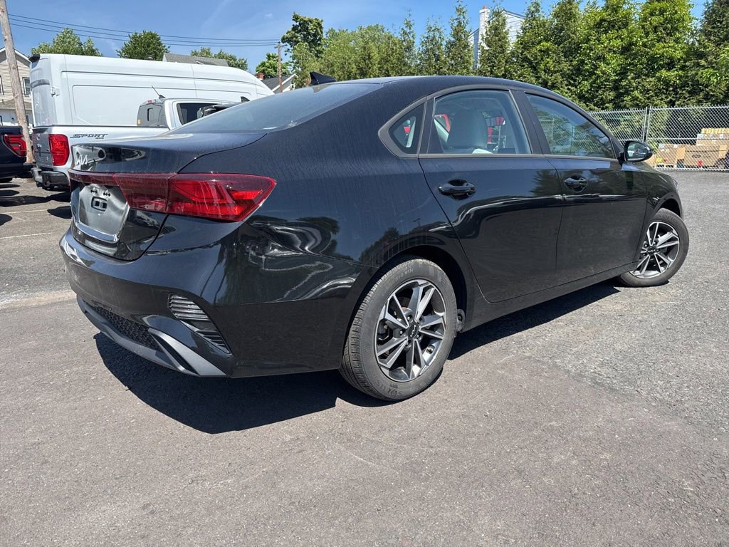 Used 2023 Kia Forte LXS w/ LXS Technology Package FWD image 4