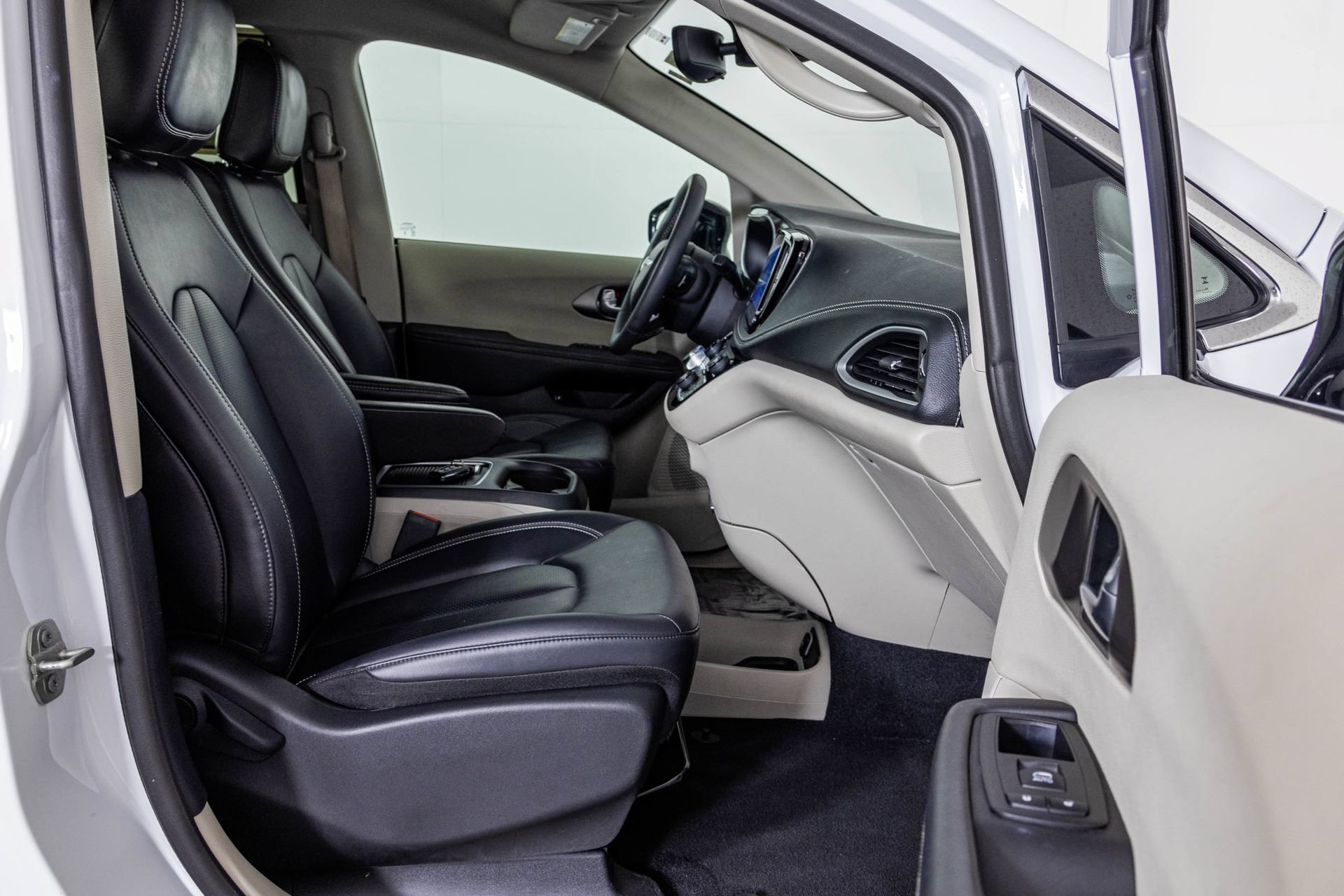 Used 2024 Chrysler Pacifica Limited FWD image 46