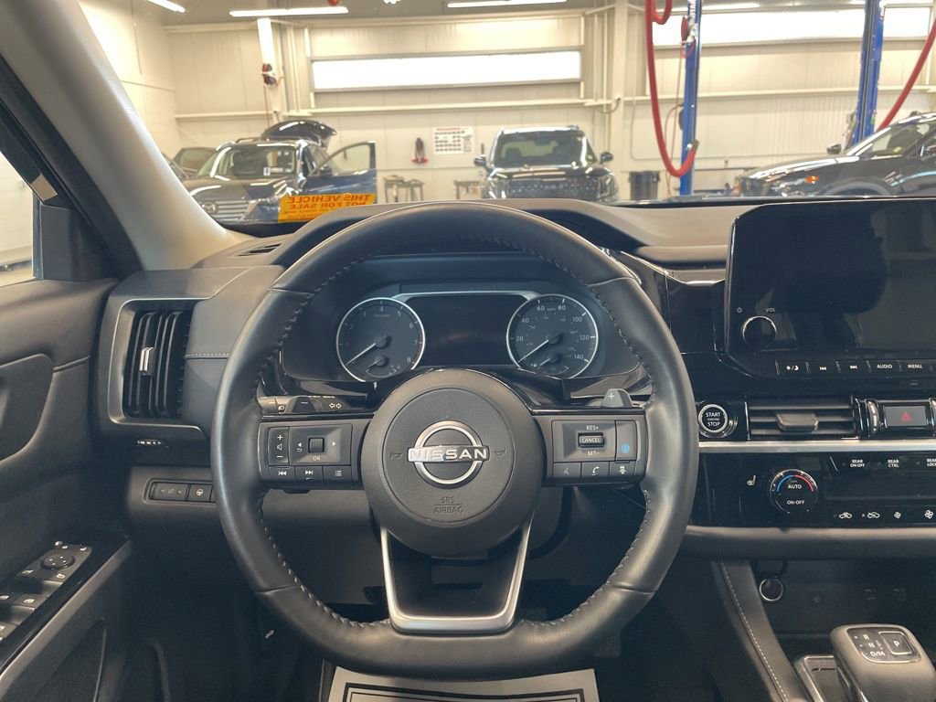 Used 2023 Nissan Pathfinder SL AWD/4WD image 7