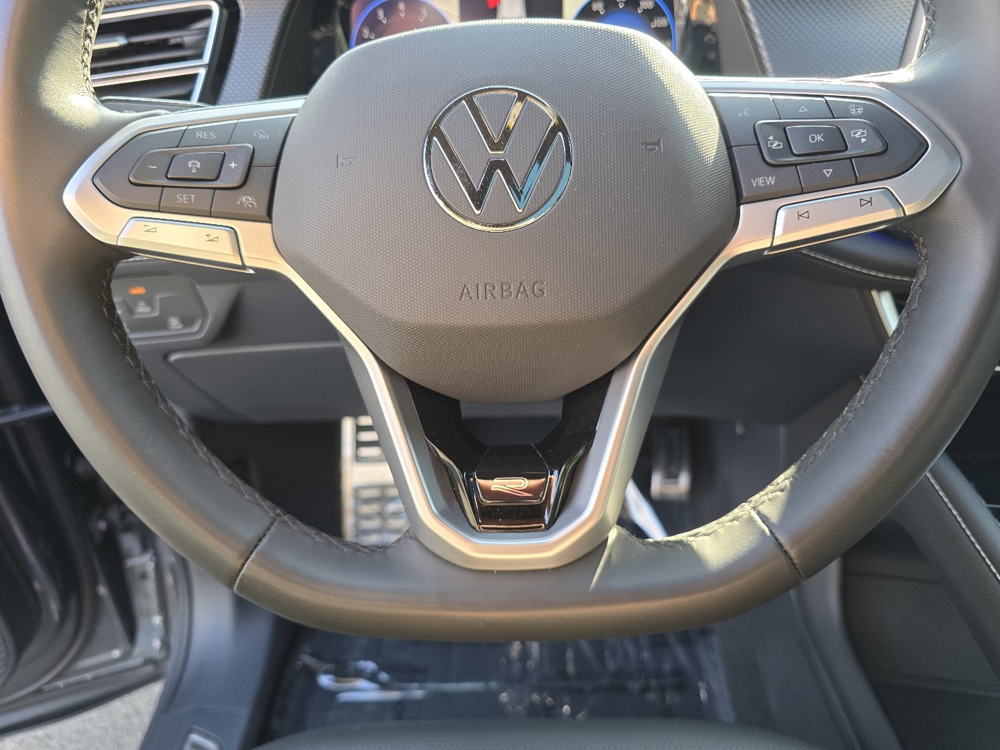 Certified 2025 Volkswagen Atlas Cross Sport SEL R-Line AWD/4WD image 37