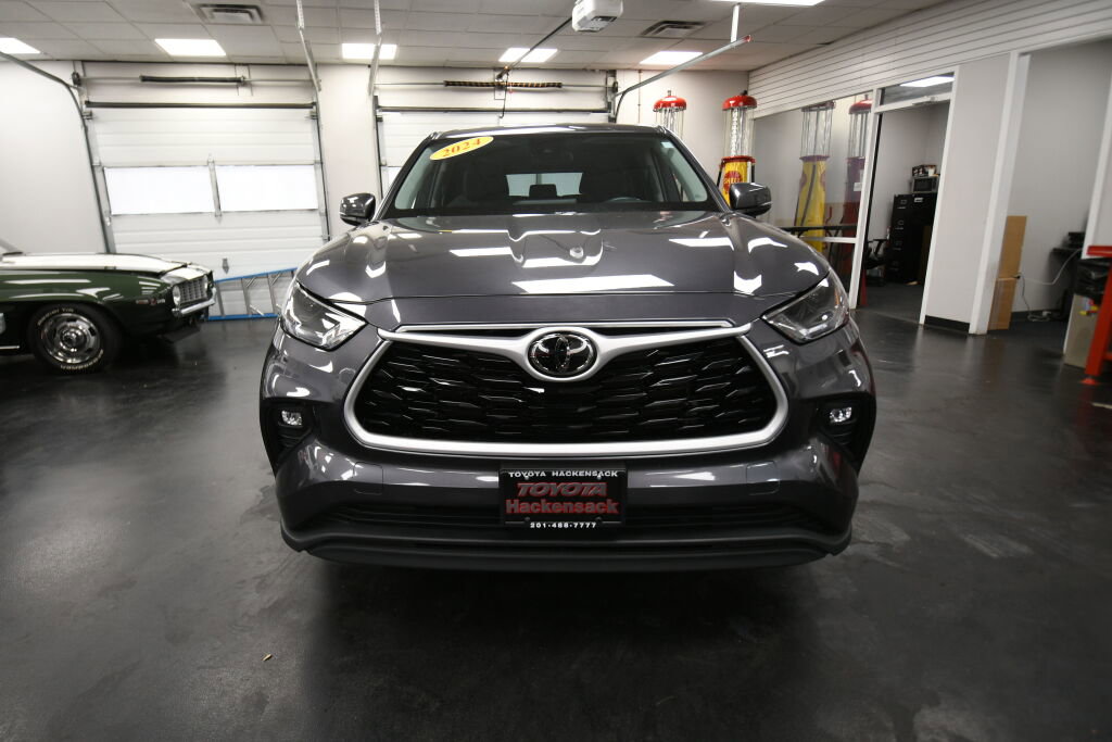 Certified 2024 Toyota Highlander LE image 2