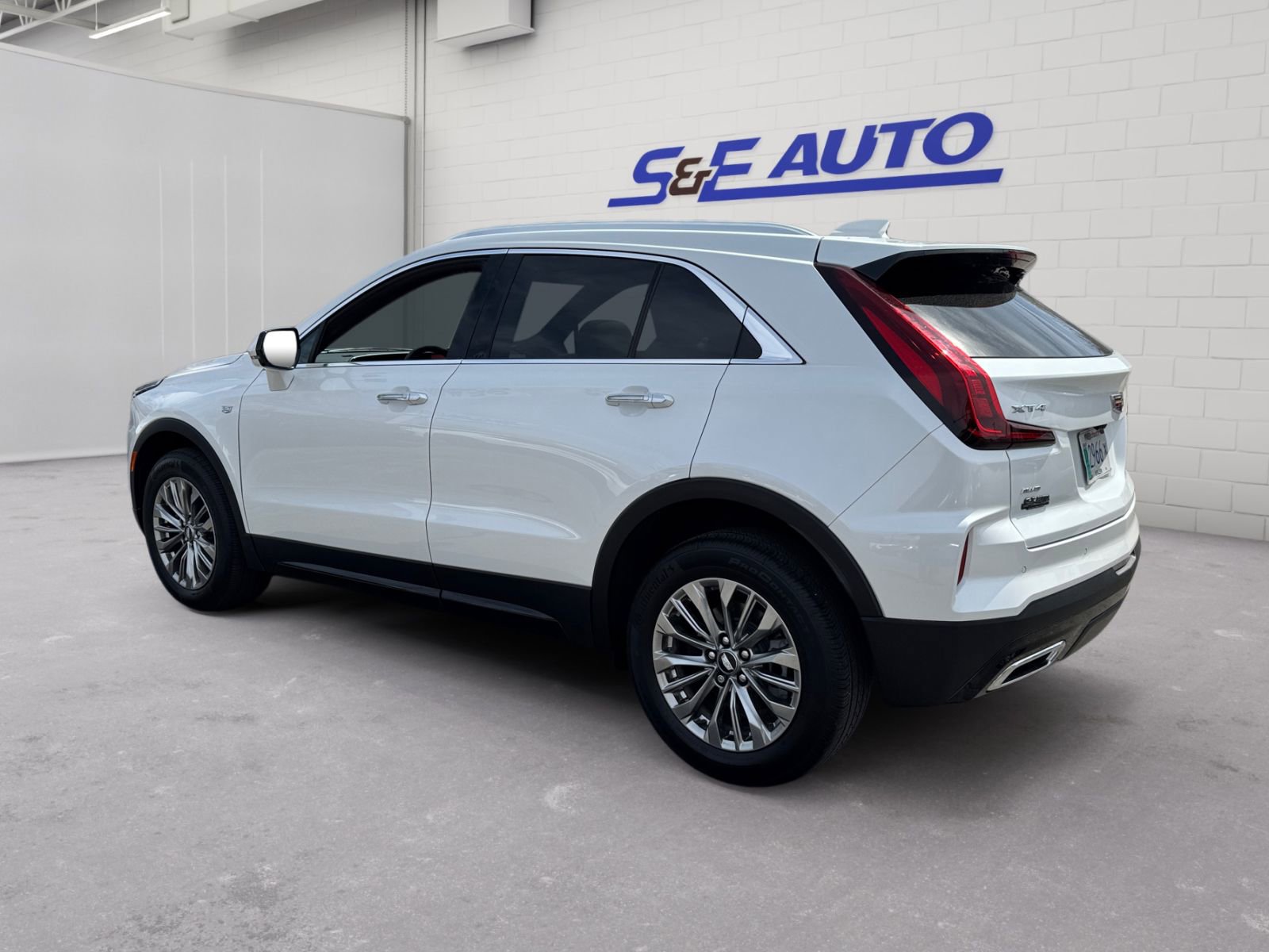 Used 2024 Cadillac XT4 Premium Luxury AWD/4WD image 3