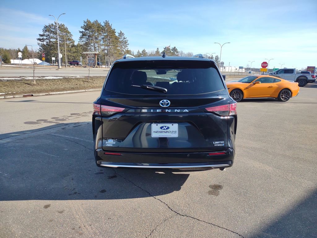 Used 2021 Toyota Sienna Limited image 4