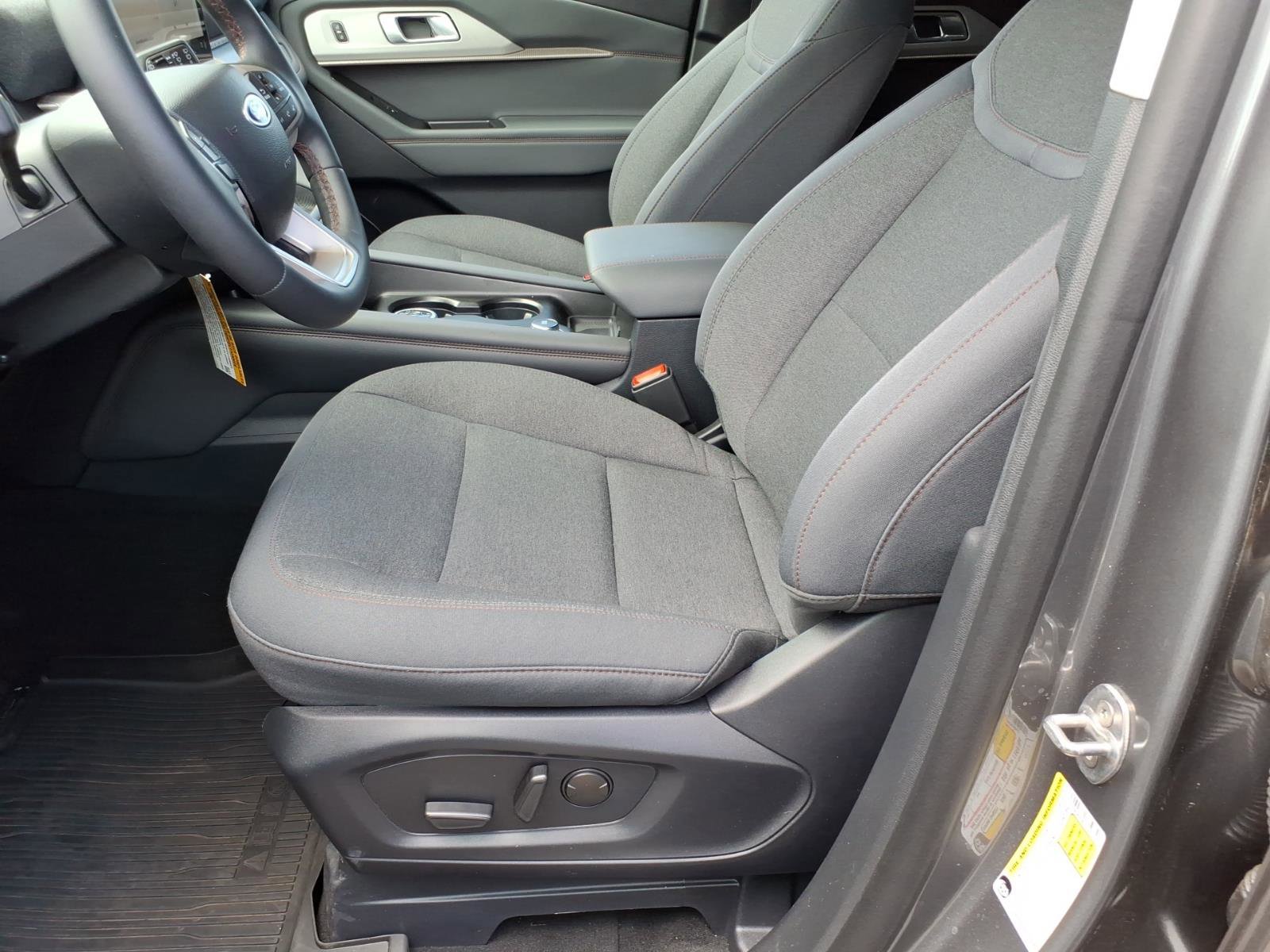 Used 2026 Ford Explorer Active AWD/4WD image 14