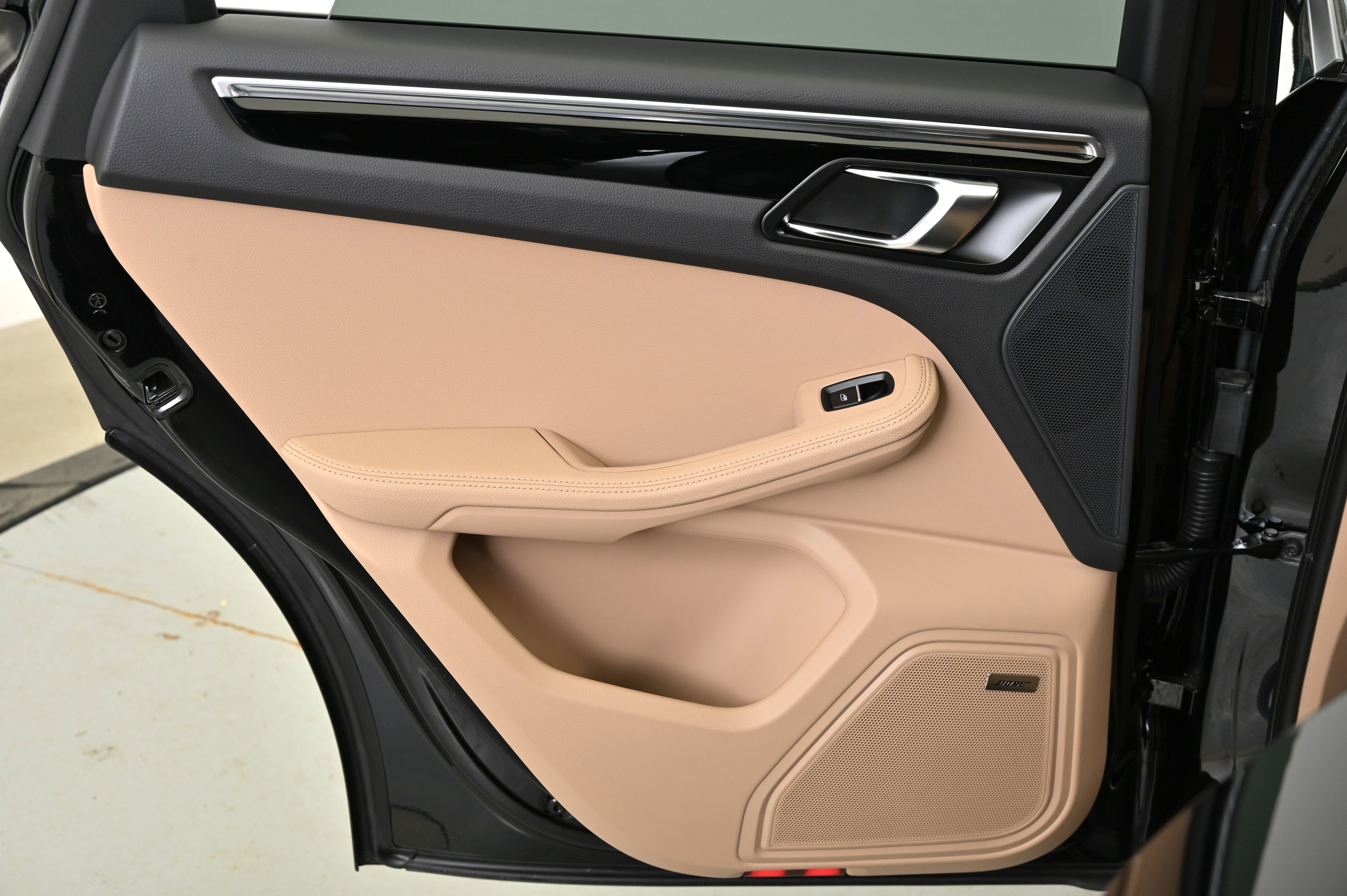 Certified 2025 Porsche Macan image 30