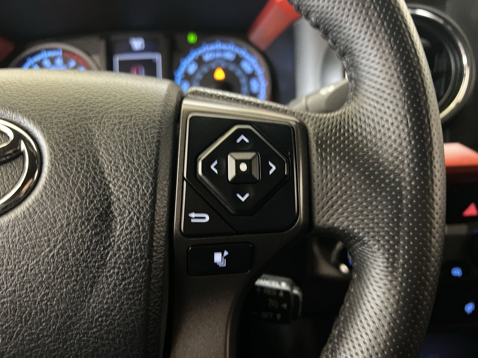 Used 2017 Toyota Tacoma TRD Off-Road w/ Tow Package (A/T) AWD/4WD image 31